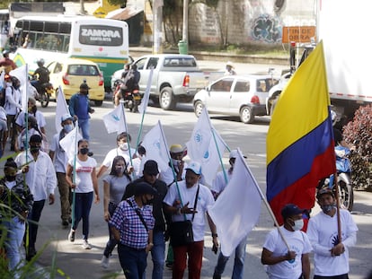 Desmovilizados de las FARC transitan por las calles de Medellín en 2020 en rechazo a la violencia.