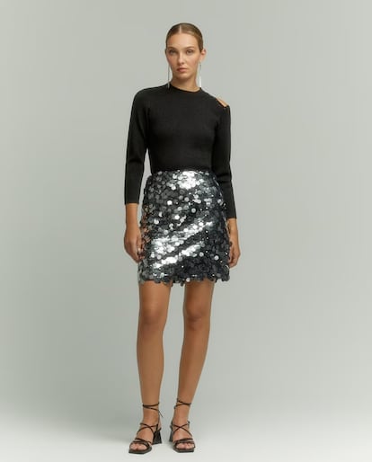 Las faldas de ‘paillettes’ se han convertido en un básico del fondo de armario navideño y son perfectas para llevar con cualquier tops, ya sea una camisa blanca o un jersey de punto. Esta es de Tintoretto para El Corte Inglés. (59,99 €)