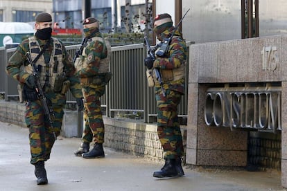 El nivell 4 de risc s'aplica únicament a la regió de Brussel·les, mentre que a la resta del país se situa en el nivell 3. A la imatge, soldats fan guàrdia al centre de Brussel·les.