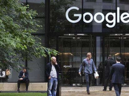 Varios viandantes pasan ante la oficina de Google en Londres.