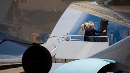 Donald Trump aborda el avión presidencial, este jueves en Maryland, EE UU.