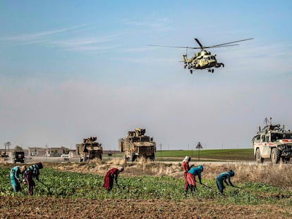 Un helicóptero ruso vuela sobre una patrulla de militares rusos y turcos cerca de la localidad de Hasakah, en el noreste de Siria, el pasado noviembre.