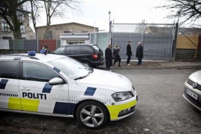 El director de la escuela jud&iacute;a  Carolineskolen, Jan G. Hansen, derecha, habla con la prensa este martes en Oesterbro (Copenhague). 