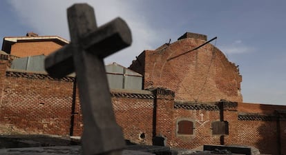 Una cruz a punto de caerse en 2016 en el cementerio de La Almudena, gestionado por la funeraria municipal. 