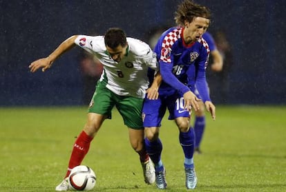 El búlgaro Dimitar Rangelov pugna por un balón con Luka Modric, el sábado pasado.