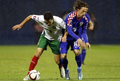 El b&uacute;lgaro Dimitar Rangelov pugna por un bal&oacute;n con Luka Modric, el s&aacute;bado pasado.