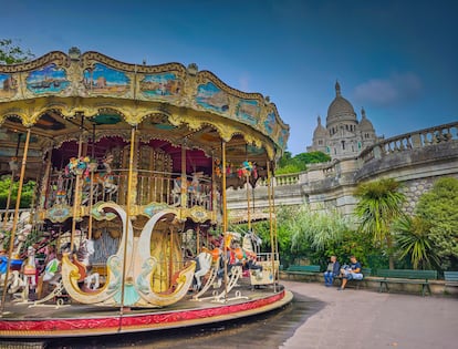El carrusel de Saint-Pierre en Montmartre, frente a la basílica del Sagrado Corazón, en París.