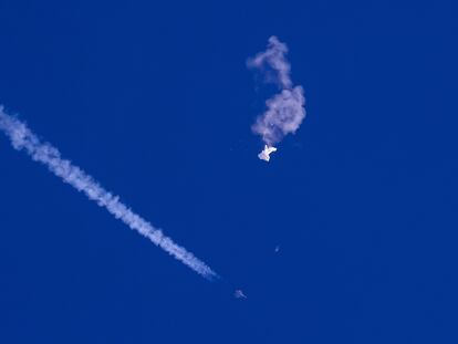 Los restos del globo chino, tras ser derribado por un F-22 estadounidense el pasado 4 de febrero frente a la costa de Carolina del Sur.