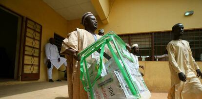 Un hombre carga con material electoral, este viernes en la ciudad nigeriana de Daura.