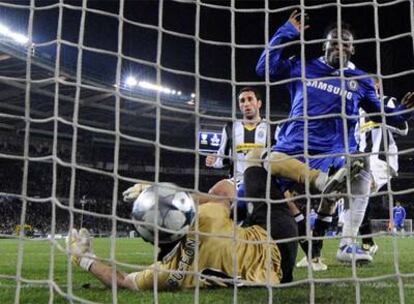 Essien logra el primero del Chelsea tras un rechace de Buffon.