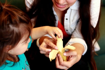 Algunos alimentos para que el niño se recupere de la gastroenteritis son la fruta y la verdura, excepto las de hoja verde o la col y la coliflor