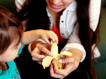 Algunos alimentos para que el niño se recupere de la gastroenteritis son la fruta y la verdura, excepto las de hoja verde o la col y la coliflor