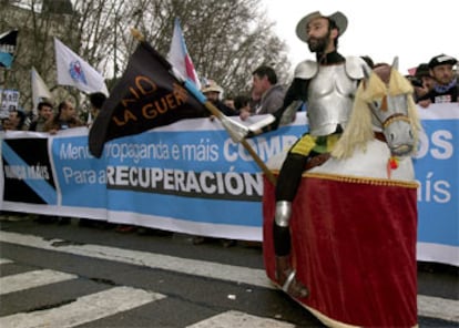 En el punto final del acto, un hombre disfrazado de Don Quijote y con su caballo Rocinante, divertía con sus bromas al numeroso público que esperaba la llegada de los que tenían que leer los discursos.