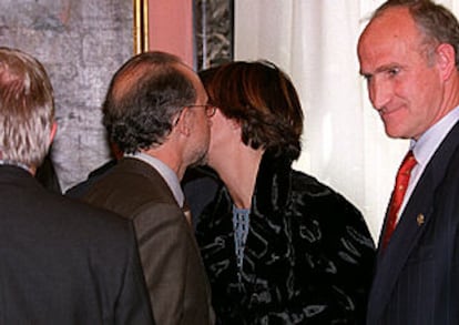 El ministro Montoro besa ayer a la <b></b><i>vicelehendakari,</i> Idoia Zenarruzabeitia, en presencia de Román Sudupe.