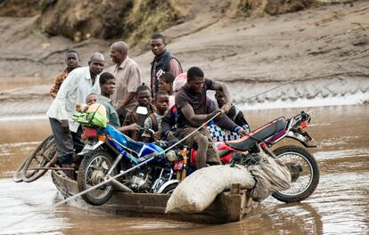 Men transport their salvaged belongings in Chiradzulu, southern Malawi