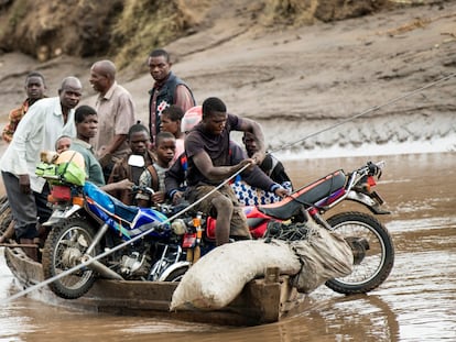 Men transport their salvaged belongings in Chiradzulu, southern Malawi