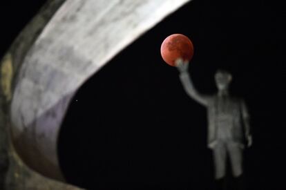 El eclipse lunar total con el monumento en honor a Juscelino Kubitschek Memorial en Brasilia. 