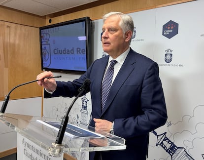 El alcalde de Ciudad Real, Francisco Cañizares, en una rueda de prensa esta semana en el Ayuntamiento.