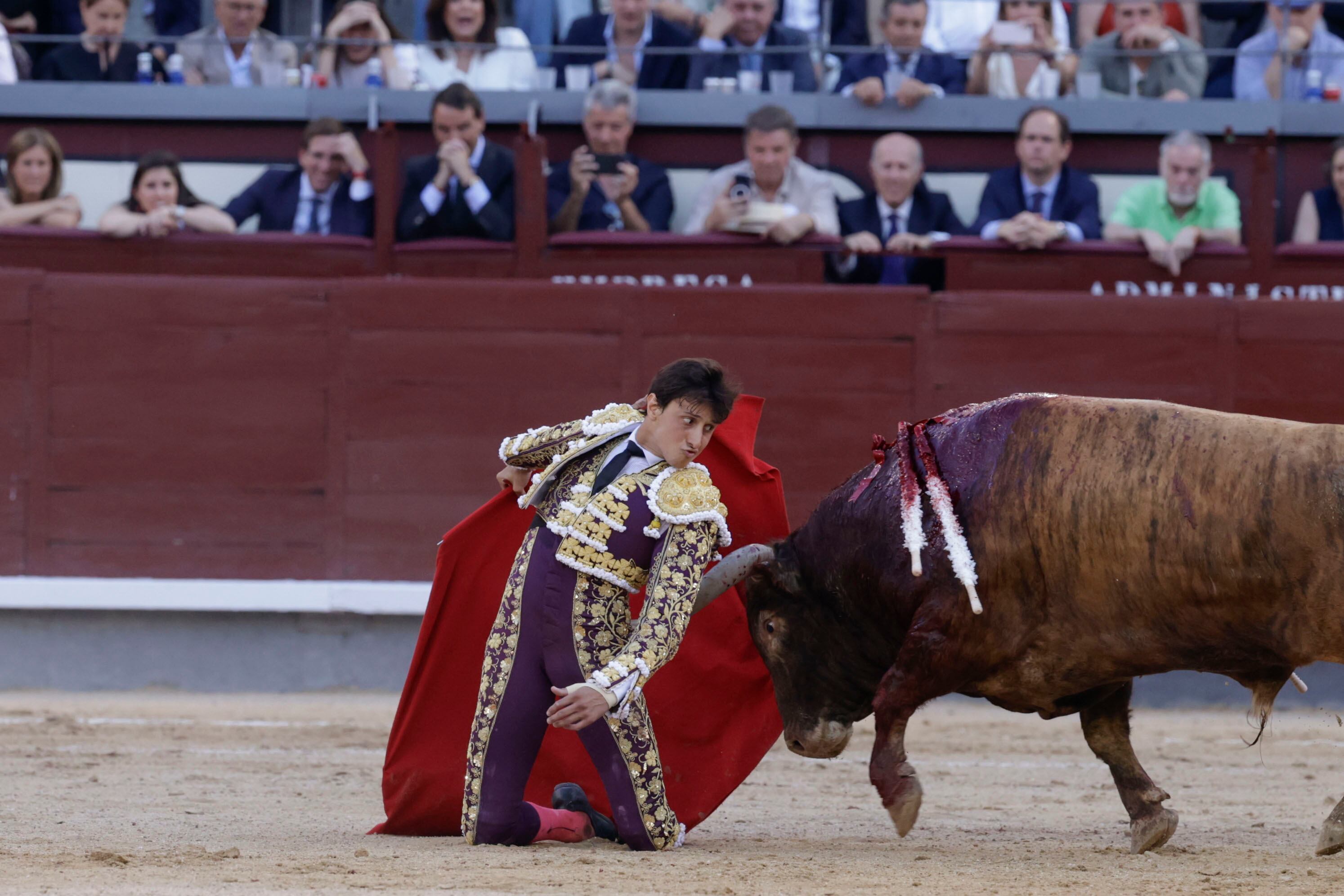 Roca Rey, ayer, en Las Ventas, en un pase cambiado por la espalda de rodillas.