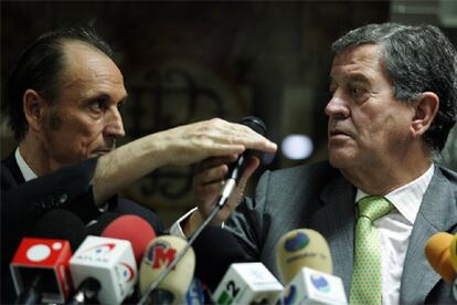 Ruiz de Lopera y José León, en la conferencia de prensa de ayer.