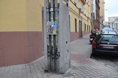 Una torreta ubicada en toda la mitad de la esquina del número 8 del Paseo de la Dirección, en el distrito de Tetuán.