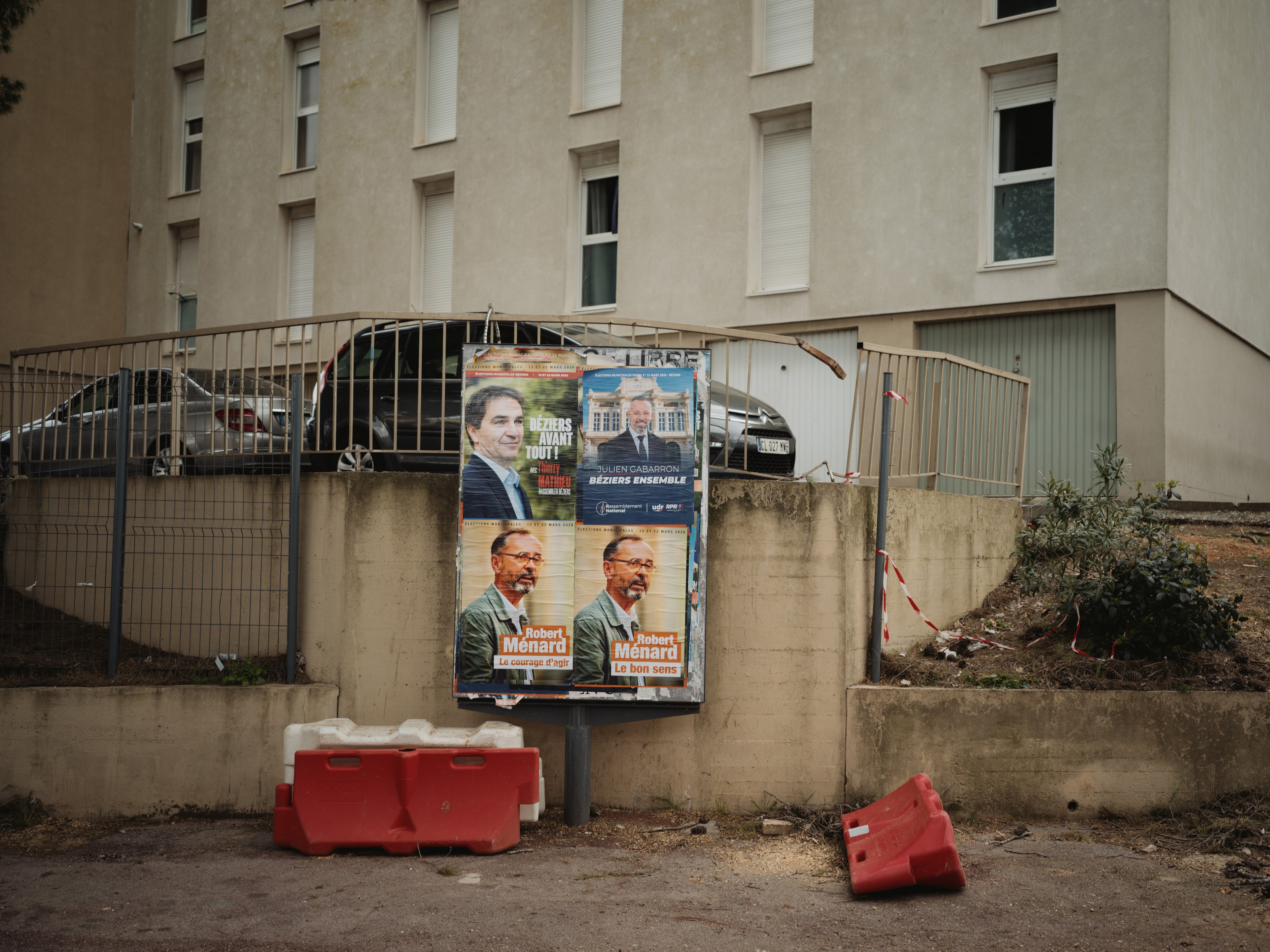 Carteles electorales en la periferia de Béziers de los candidatos a las municipales.
