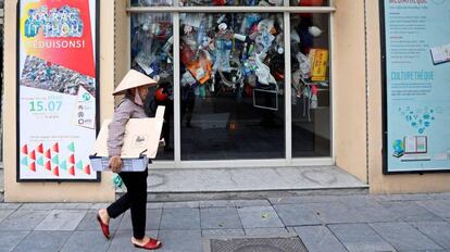 Una mujer en una calle de Hanoi, en Vietnam.