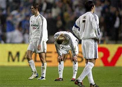 Helguera, Beckham y Raúl se lamentan tras la derrota frente al Zaragoza.