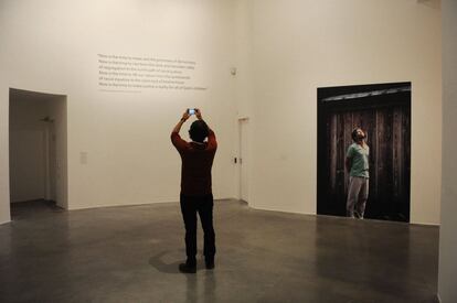 Un hombre hace una fotografía durante la inauguración de la muestra dedicada Basquiat. La exposición estará hasta el 1 de noviembre en el Museo Guggenheim de Bilbao.