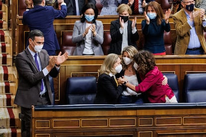 En primera fila, el presidente del Gobierno, Pedro Sánchez, y la vicepresidenta primera y ministra de Economía, Nadia Calviño, la vicepresidenta segunda y ministra de Trabajo, Yolanda Díaz, y la ministra de Hacienda, María Jesús Montero, felicitándose al aprobarse la reforma laboral.