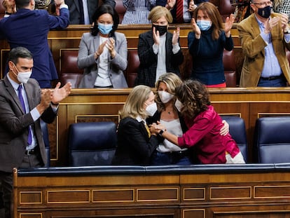 Sánchez y las ministras Calviño, Díaz y Montero celebran la votación en el Congreso de los Diputados, el jueves.