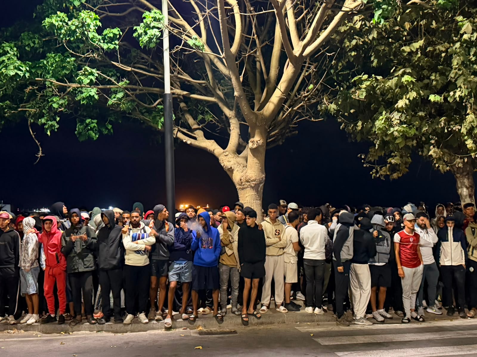 Crisis en Ceuta y actualidad política, en directo | Empieza el traslado de migrantes desde las playas al puerto de Ceuta