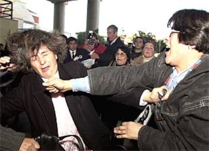 En la imagen, dos mujeres se enfrentan a golpes en las puertas del Senado.