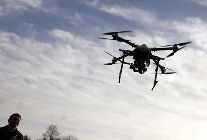 Un polic&iacute;a belga pilota el primer dron de vigilancia usado por la polic&iacute;a de ese pa&iacute;s.