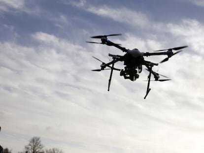 Policial pilota o primeiro drone de vigilância usado pela polícia belga.