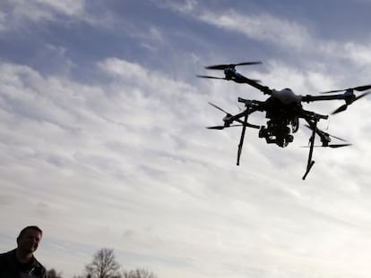 Un policia belga pilota el primer dron de vigilància que fa servir la policia d'aquest país.