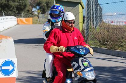 Fernando Alonso abandona el circuito de Montmelço tras la avería de su monoplaza.