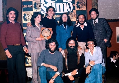 El grupo Jarcha, en los setenta tras recibir un disco de oro. Corpa es el primero por la izquierda de los que están agachados.