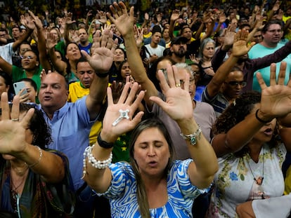 Seguidores católicos durante un evento del entonces presidente de Brasil, Jair Bolsonaro, en octubre de 2022.