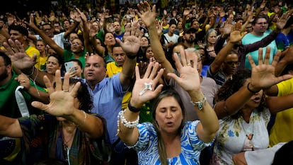 Seguidores católicos durante un evento del entonces presidente de Brasil, Jair Bolsonaro, en octubre de 2022.