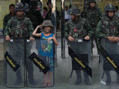 Un niño se fotografía como un soldado en el monumento a la Victoria en Bangkok (Tailandia). El jefe de la junta militar que gobierna Tailandia, el general Prayuth Chon-ocha, defendió el golpe de Estado del pasado día 22 y adelantó que habrá elecciones en el último trimestre de 2015, "quizás antes o más tarde".