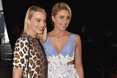 La productora y protagonista de ‘Barbie’, Margot Robbie, junto a su directora y guionista, Greta Gerwig, juntas en la entrega de premios Independent Spirit de 2018.