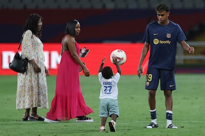 El futbolista Lamine Yamal acaba de renovar su contrato con el Fútbol Club Barcelona hasta 2031. Lo normal en estos casos, además de firmar el acuerdo, es sellarlo con una fotografía para la Historia. Pero el futbolista de 17 años no ha querido hacérsela porque ese día su abuela Fátima no pudo estar presente. Para Yamal su abuela lo es todo, fue ella quien luchó por traer a España a su padre, que seguía en Marruecos, y quien le ha apoyado durante la separación de sus padres. "Para él era muy importante que estuviera toda la familia. Por tanto, se firmó un contrato y después de vacaciones se hará algo más protocolario con la nueva camiseta", han explicado desde el club de fútbol. Pero Lamine no es la única estrella internacional que posa orgullosa con sus abuelas. A continuación destacamos a nueve famosos, cantantes y actores, que acostumbran a ir acompañados de sus abuelos en los momentos más importantes de sus carreras. En la imagen, el futbolista con su hermano Keyne, su madre Sheila Ebana y su abuela después de un partido en agosto de 2024.