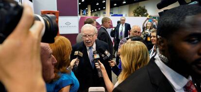 Warren Buffett, CEO de Berkshire Hathaway, durante el evento anual que celebra la compañía en Omaha, Nebraska.