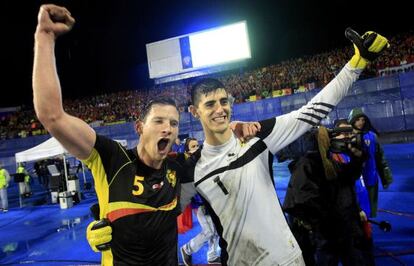 Courtois, a la derecha, celebra la clasificación con Vertonghen. 