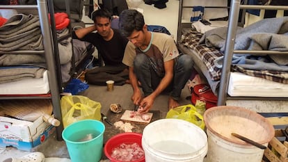 Aiful, de 25 años y de Bangladesh, prepara comida dentro de una gran tienda de campaña para refugiados. A su lado, Sail que era taxista en su país. Después de algunos problemas políticos huyó a Iraq. Debido a la guerra, no pudo quedarse allí y se marchó a Turquía, donde fue torturado. Decidió viajar a Grecia y llegó a Lesbos en julio de 2016. "Estamos realmente asustados por lo que deciden, muchos de nosotros recibimos respuestas negativas del departamento de asilo y después nos envían de regreso a Turquía, y las fuerzas turcas nos mantienen dos años en prisión. Por eso estamos volviendo voluntariamente a nuestro país, incluso si nuestra vida está en peligro", cuentan.