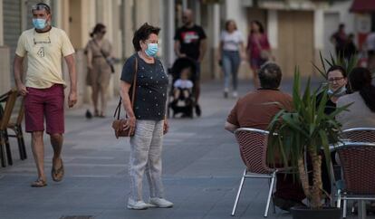 Una dona, a Sitges, amb la il·lusió que les coses poden tornar a ser com eren.