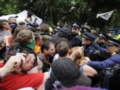 Numerosos manifestantes bloquean la carretera a la entrada de la sede de la compañía energética Cuadrilla en Balcombe.