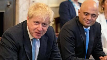 Boris Johnson, a la izquierda, junto a Sajid Javid, ministro de Economía del Reino Unido hasta el pasado jueves, durante una reunión en julio de 2019, en Londres. 