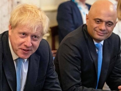 Boris Johnson, a la izquierda, junto a Sajid Javid, ministro de Economía del Reino Unido hasta el pasado jueves, durante una reunión en julio de 2019, en Londres. 